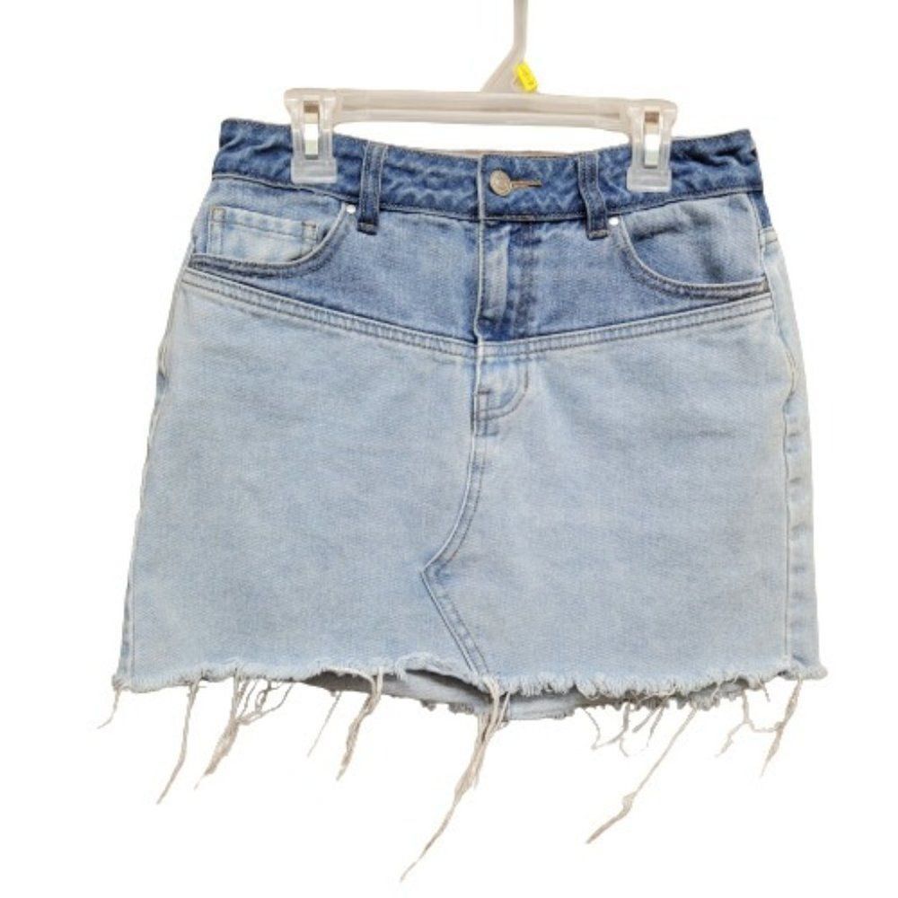 PacSun Denim Mini Skirt Blue‎ Two Toned Womens Size 25 Pockets Frayed Raw Hem